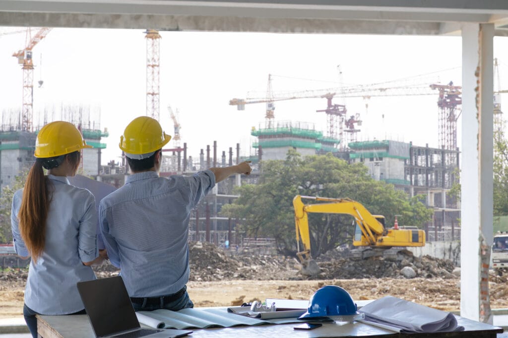 Diskusi Engineer di lokasi konstruksi