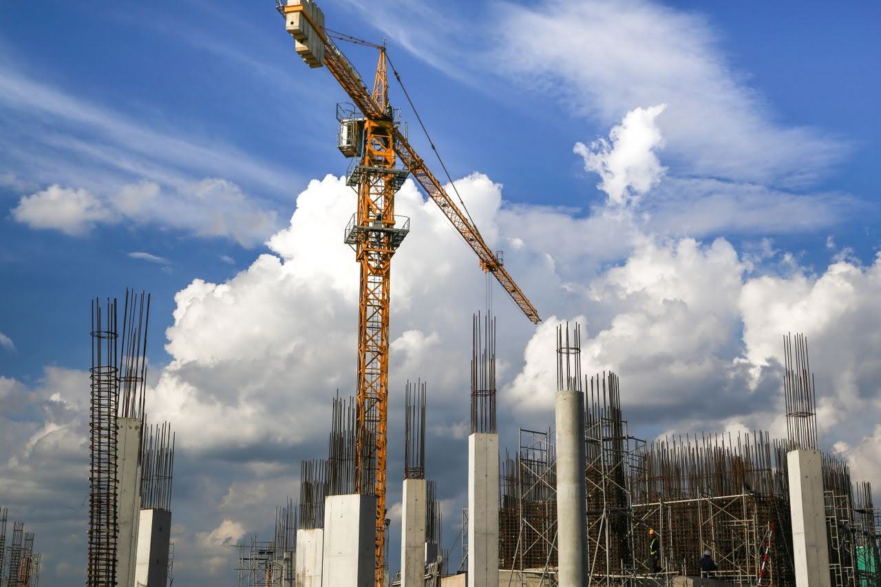 Proyek gedung tinggi dan crane