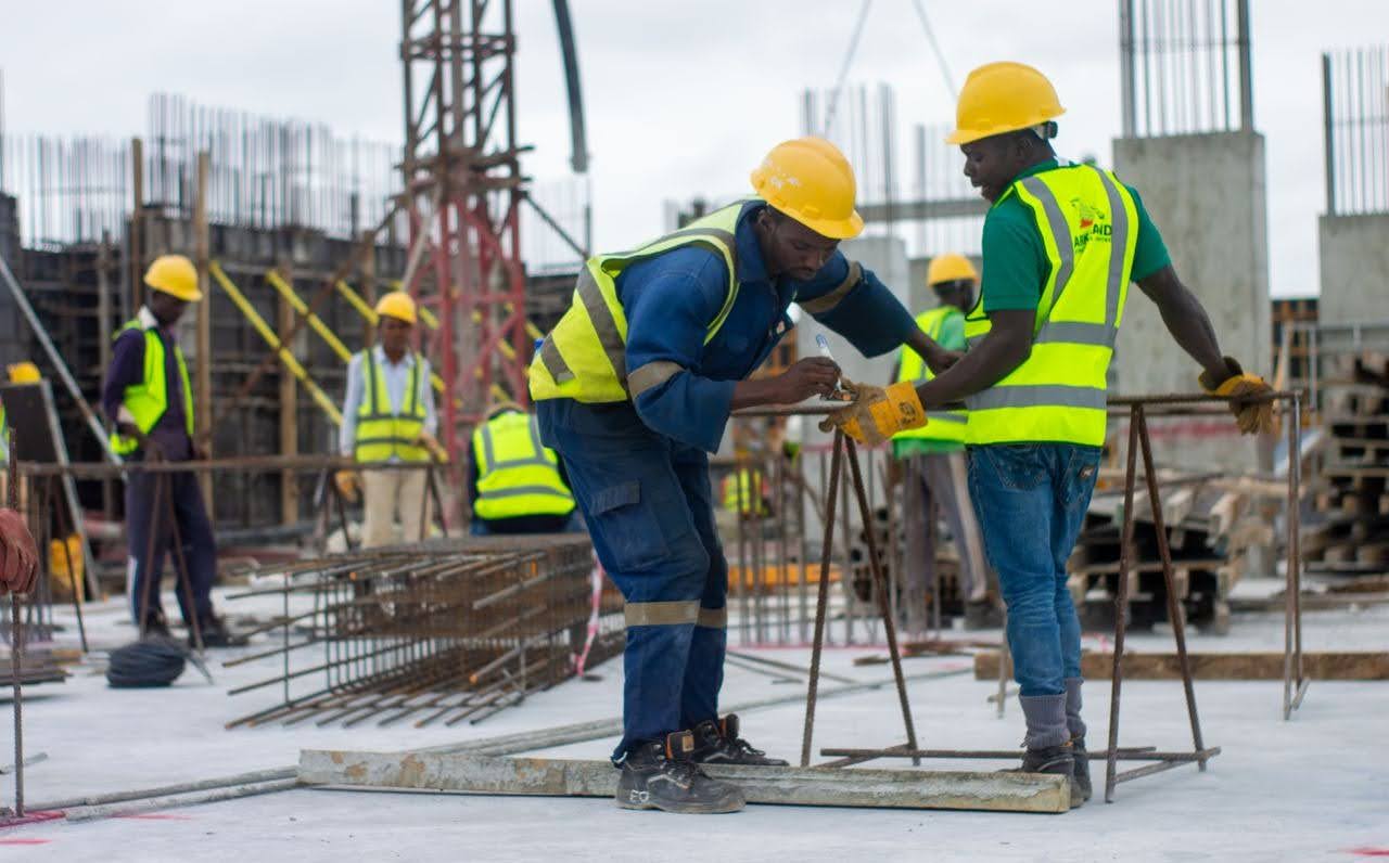 2 pekerja sedang mengerjakan proyek