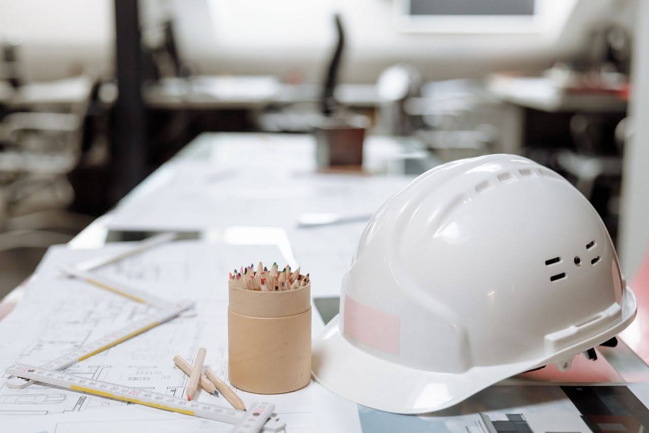 Sebuah helm proyek dan alat tulis