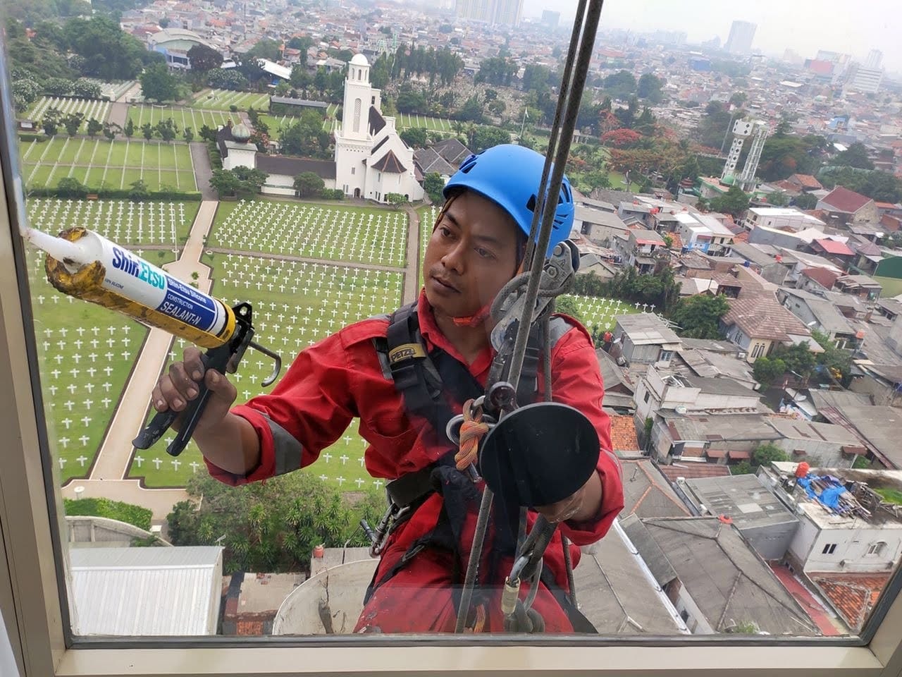 Alat berat di sebuah proyek