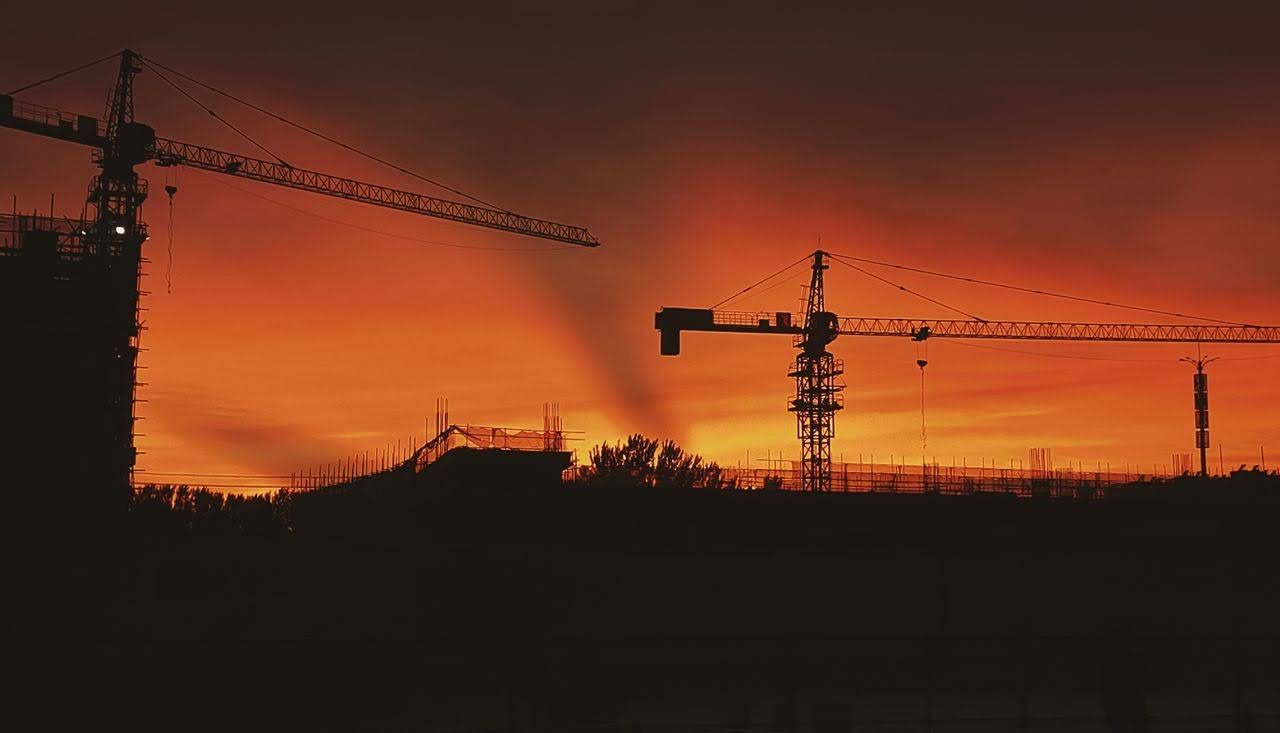 Crane dan matahari terbenam