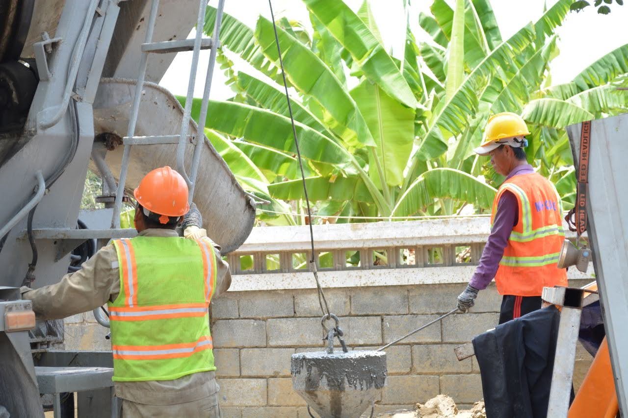 Dua orang sedang bekerja di sebuah proyek